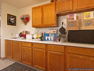 Super 8 By Wyndham Perry Ia Hotel Room photo
